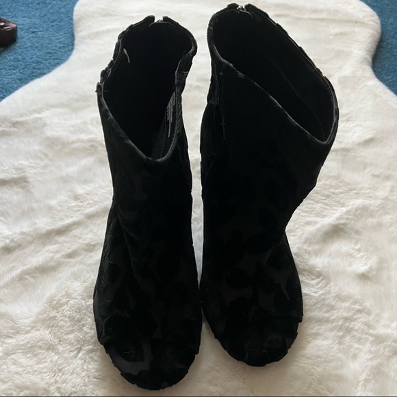 Torrid Black Velvet Floral OpenToe Bootie size 8W - Picture 5 of 11